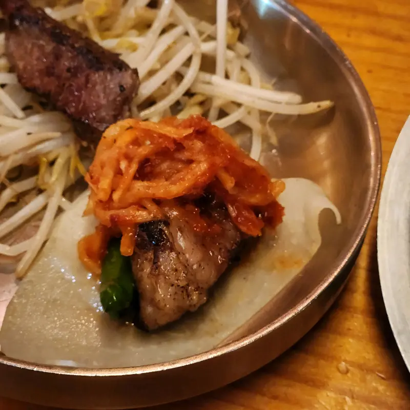 다양한 곁들임 메뉴와 함께 즐기는 우대갈비