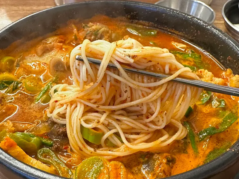 밥을 말아 먹는 모습