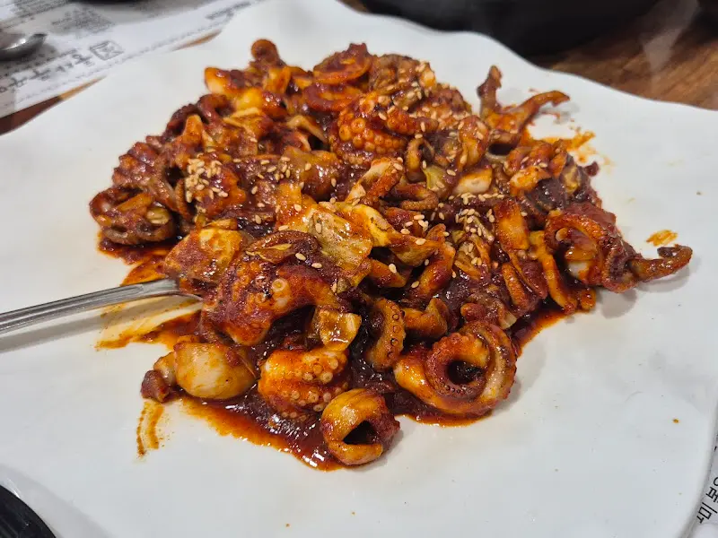 윤기가 흐르는 쭈꾸미볶음