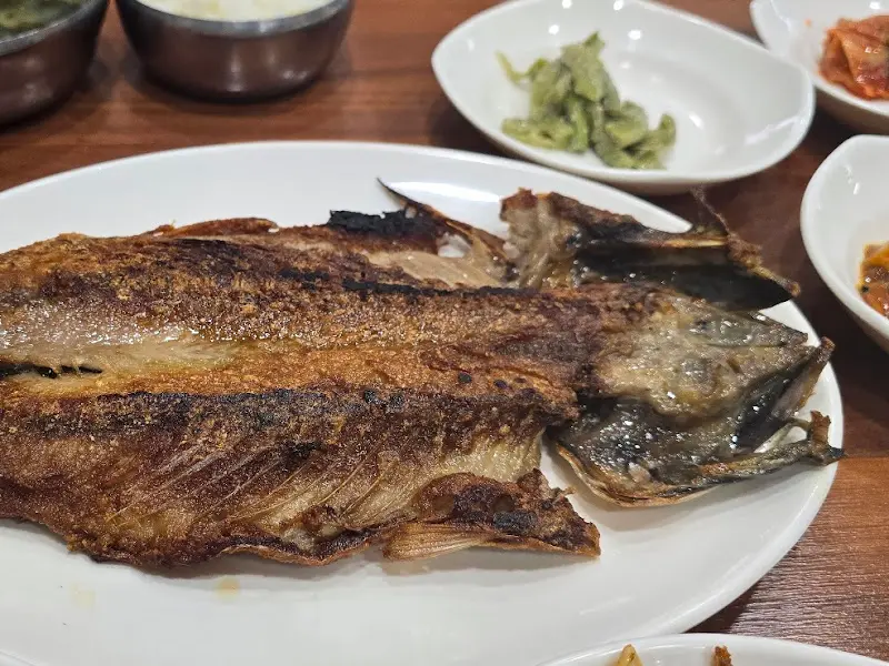 간고등어구이와 밑반찬