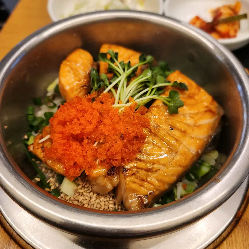 윤기가 흐르는 연어 스테이크