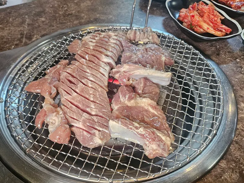 숯불 위에 펼쳐진 돼지 생갈비