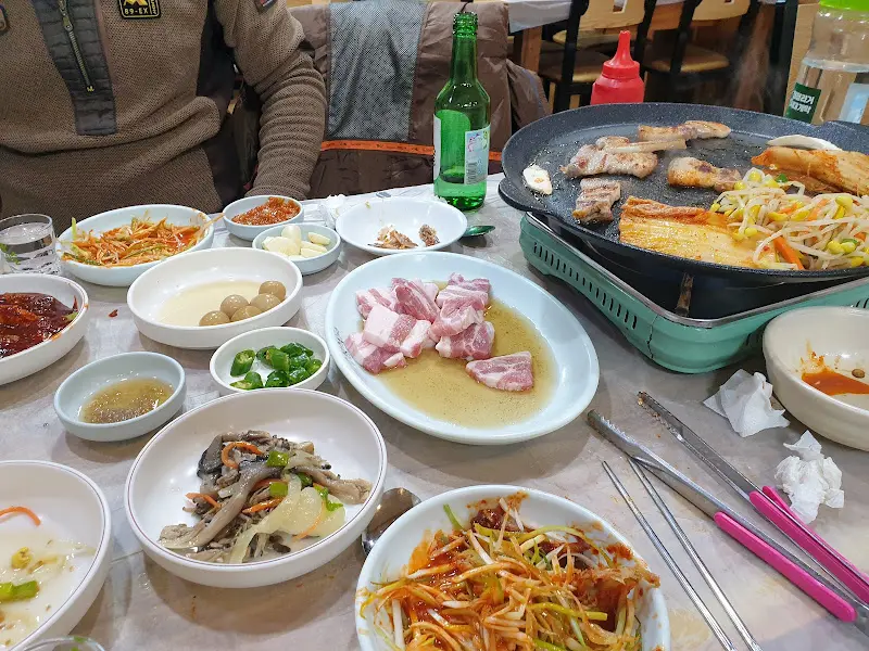 삼겹살과 밑반찬, 술