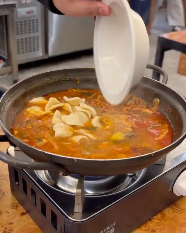 매운탕에 수제비 사리 추가