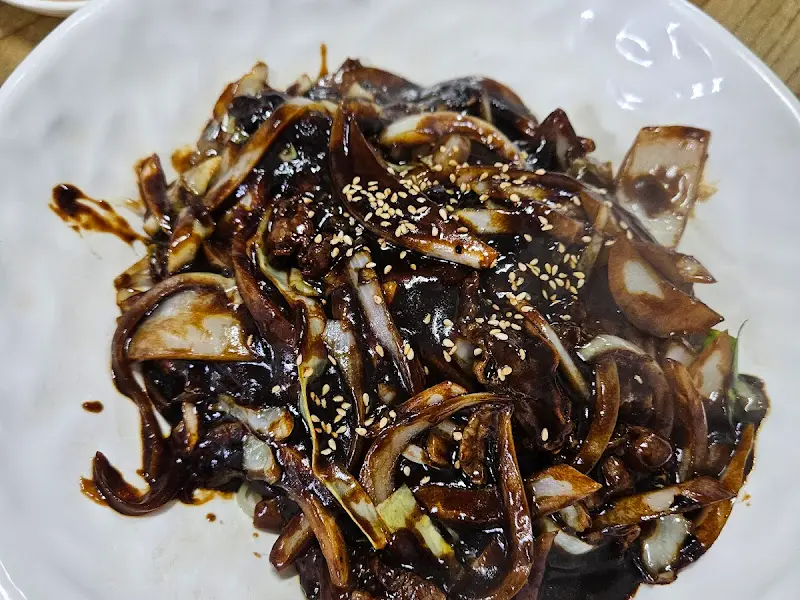 윤기가 흐르는 짜장면