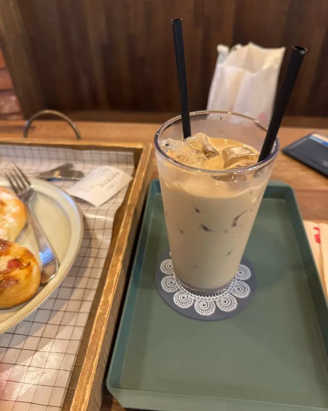아이스 라떼와 빵