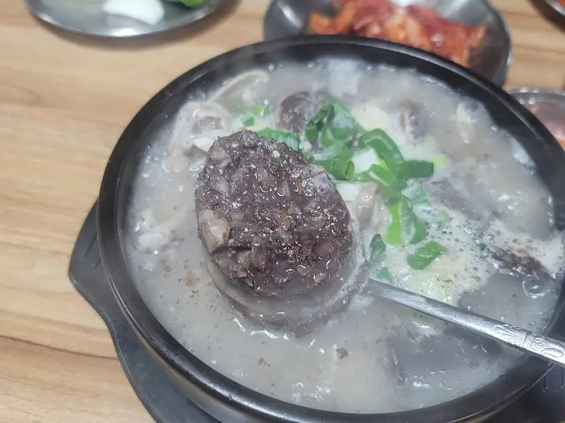 숟가락으로 들어올린 순대