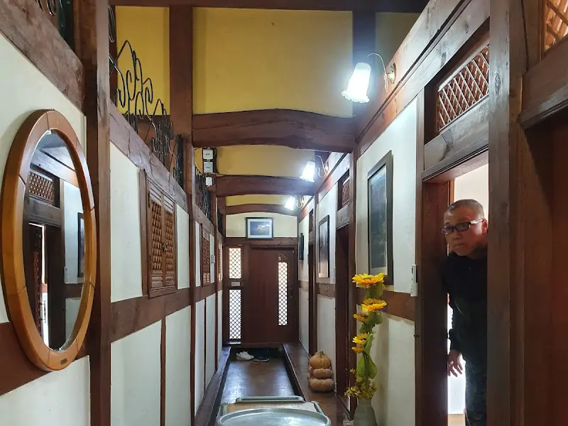 청학산 식당 내부 복도