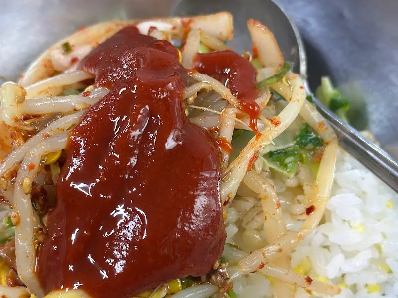 비빔밥에 고추장을 넣는 모습