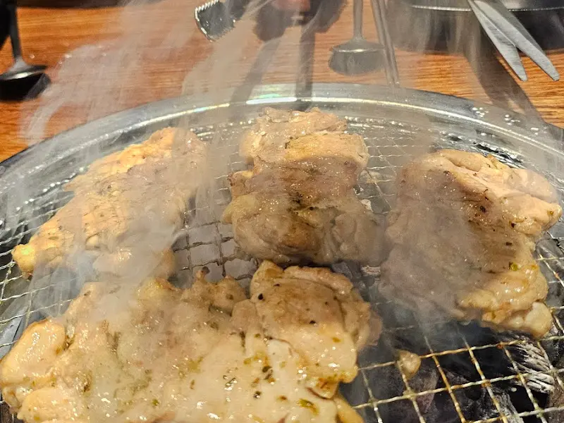 숯불 위에 익어가는 닭갈비