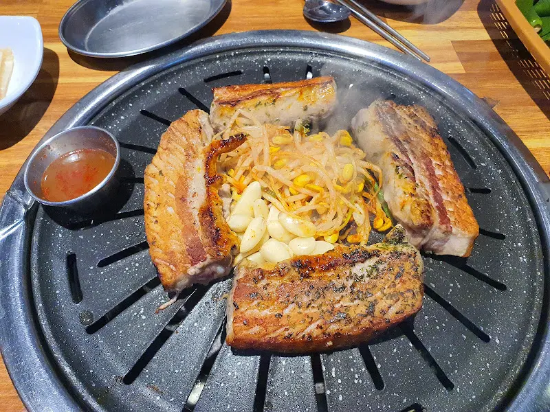 불판 위의 삼겹살과 김치