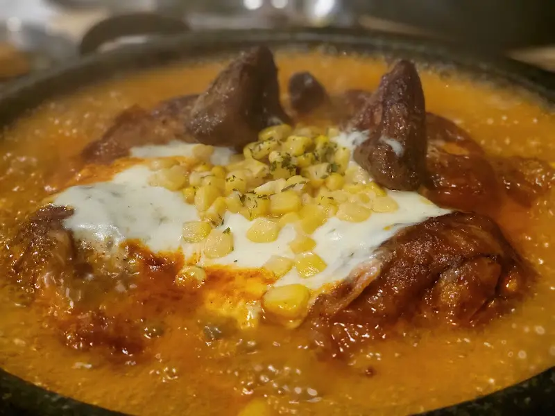 돌판 위에서 지글거리는 로제 통닭