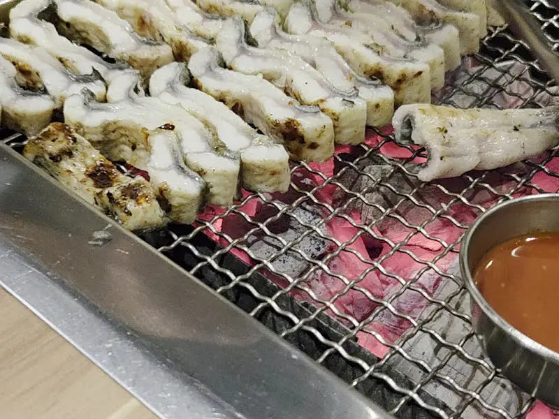 숯불 위에서 구워지는 장어