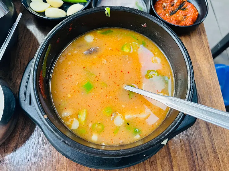 다진 양념을 넣은 돼지국밥