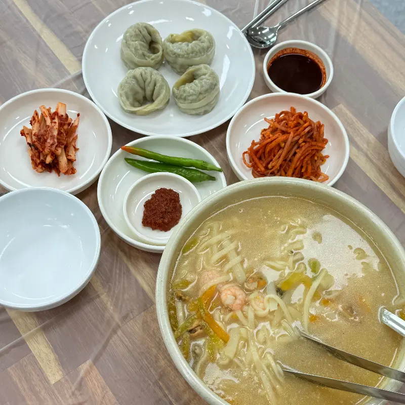 칼국수와 만두, 밑반찬