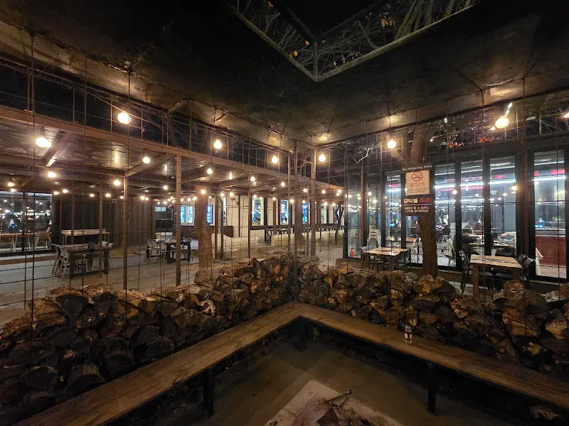 토담 숯불닭갈비 실내