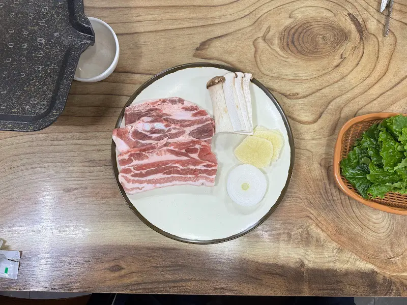 신선한 삼겹살과 곁들임 채소