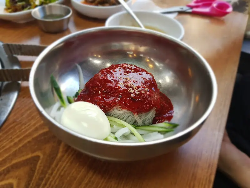 매콤달콤한 비빔냉면