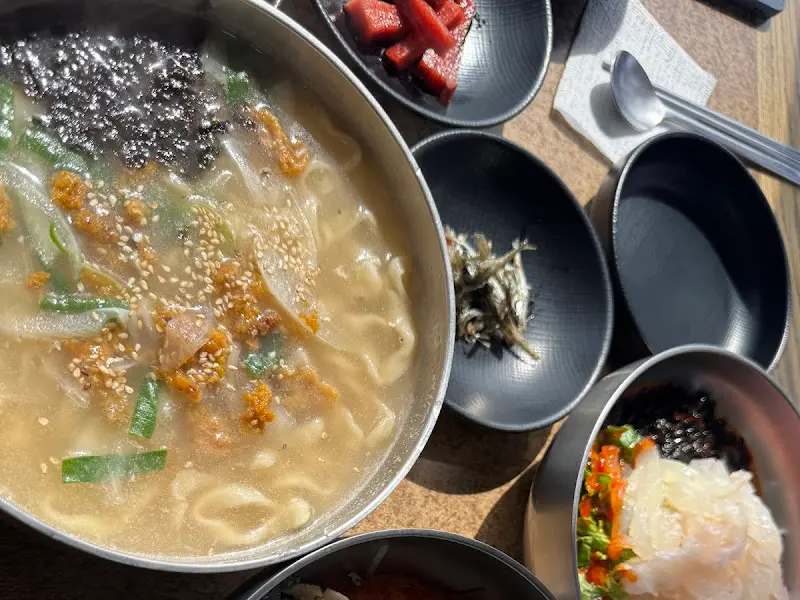 어멍이해녀집 보말칼국수와 밑반찬