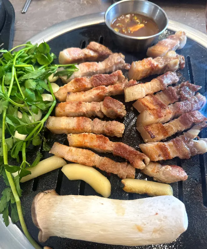 미나리와 함께 구워지는 오겹살