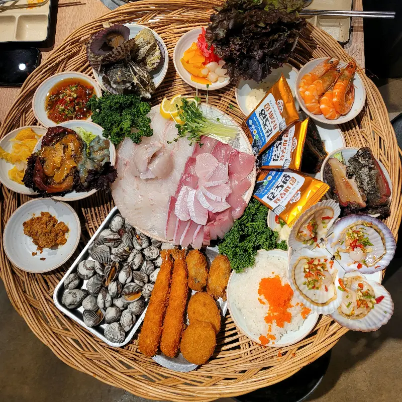 푸짐한 제철회 한상차림