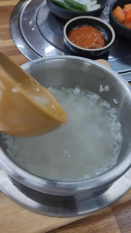 돌솥에 뜨거운 물을 부어 만든 누룽지