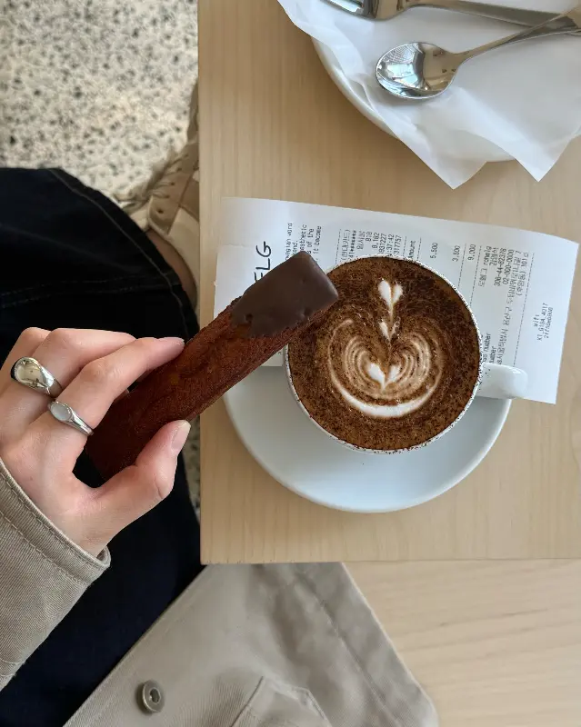 카푸치노와 휘낭시에