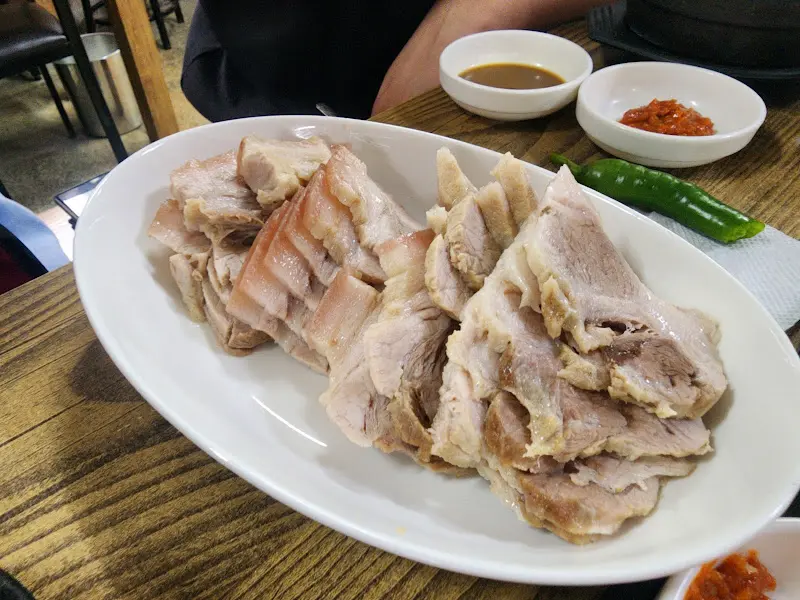 윤기가 흐르는 수육