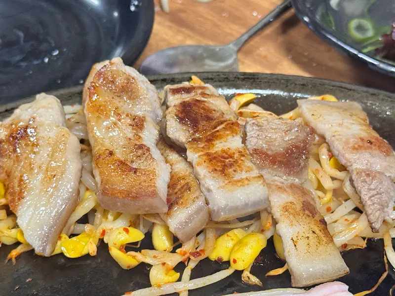 구워진 삼겹살과 콩나물