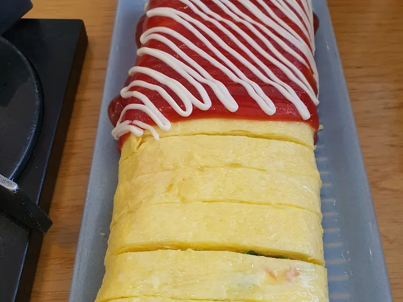 케첩과 마요네즈가 듬뿍 뿌려진 계란말이