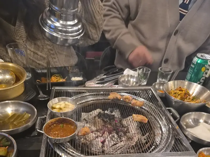 숯불구이와 다양한 반찬들