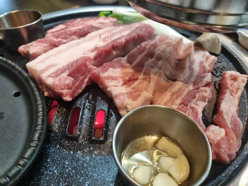 불판 위의 삼겹살