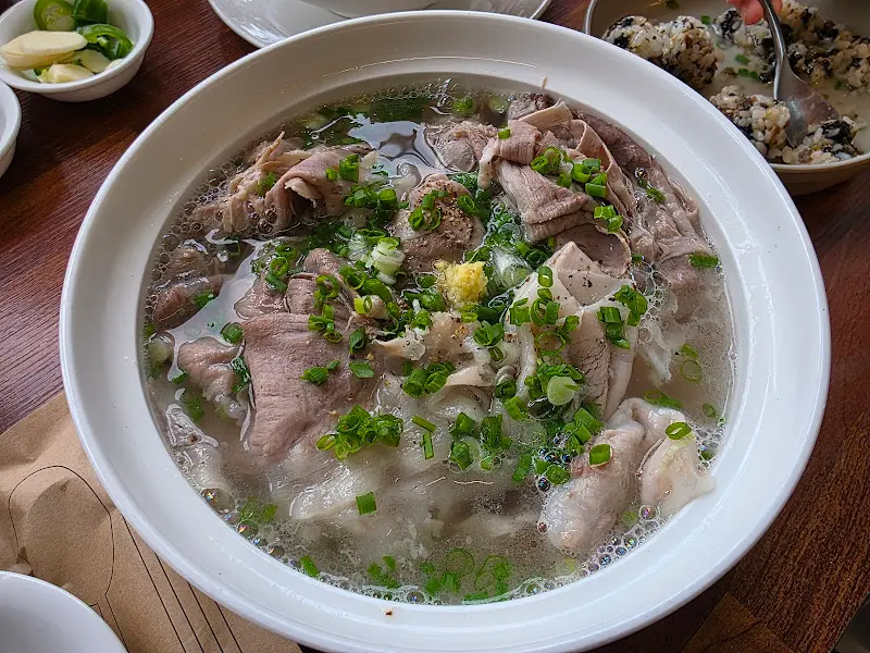 돼지곰탕과 반찬