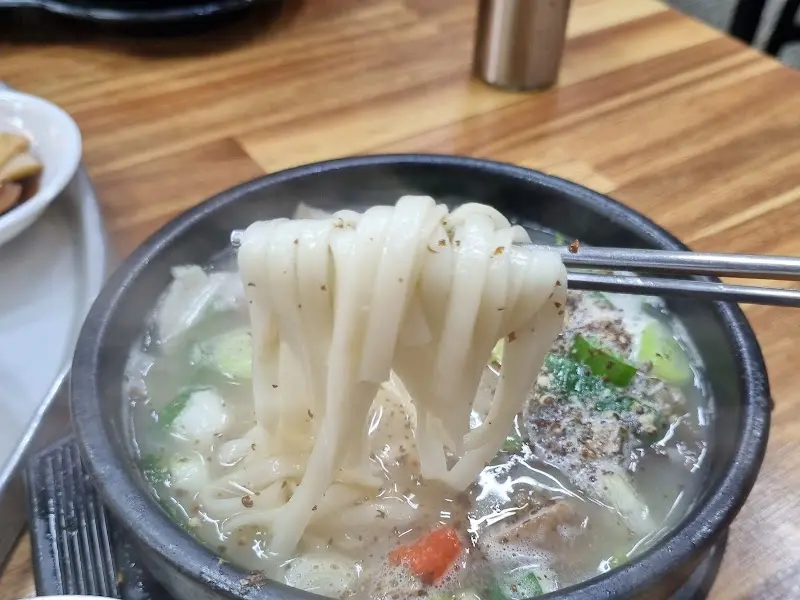순대국밥 속 칼국수 면