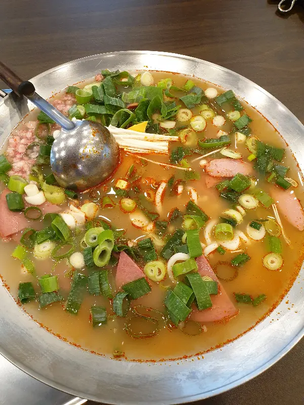 푸짐한 부대찌개의 향연