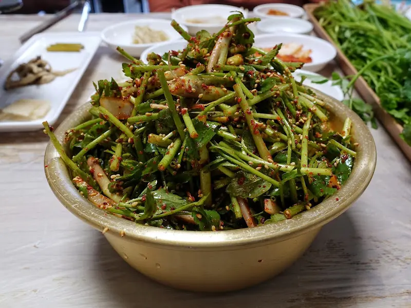 싱싱한 미나리 겉절이