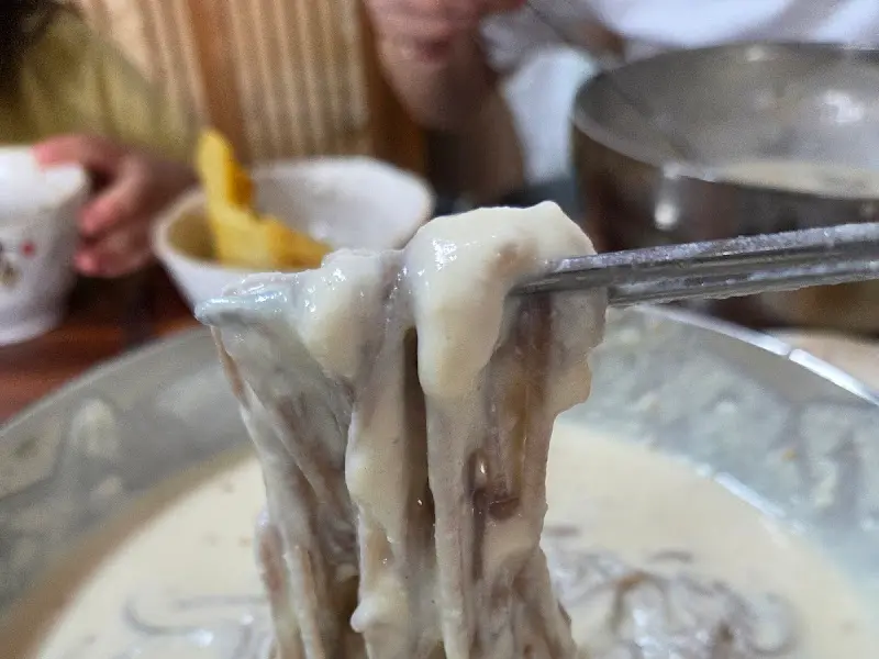 젓가락으로 들어올린 옹심이칼국수