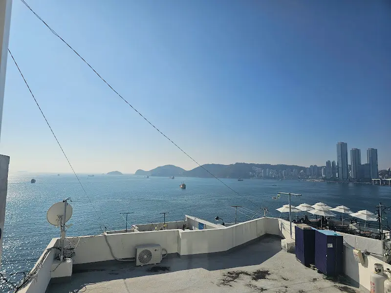 식당에서 보이는 바다 풍경