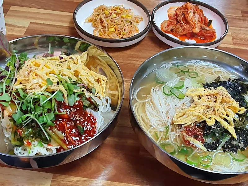 먹음직스러운 비빔국수와 콩나물, 김치의 조화