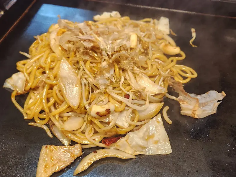 철판 위에 놓인 야끼소바 클로즈업 사진