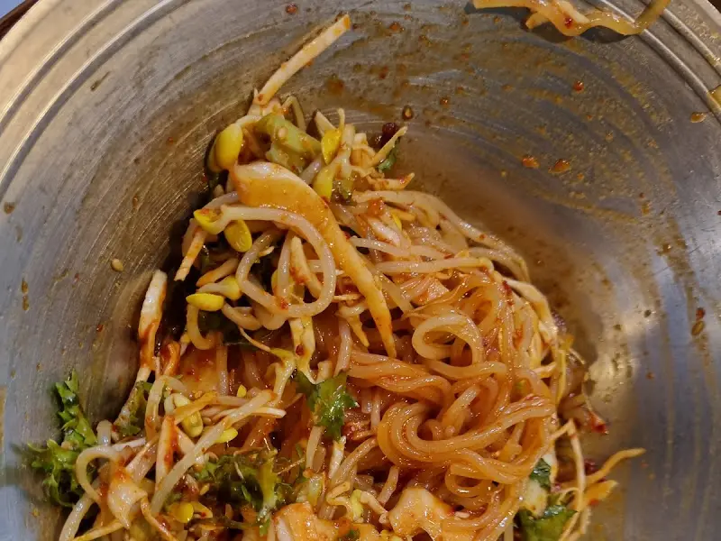 푸짐한 야채 고명이 인상적인 쫄면