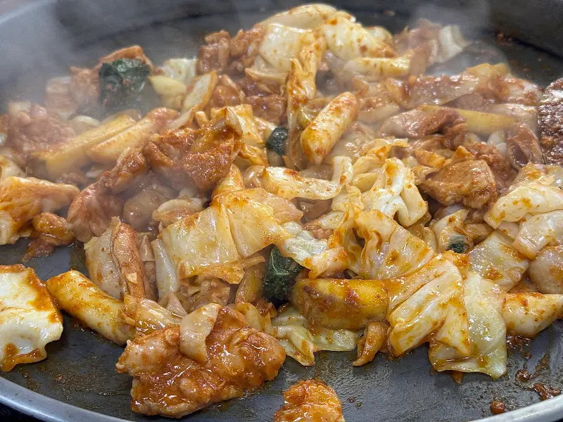 맛있게 익어가는 닭갈비