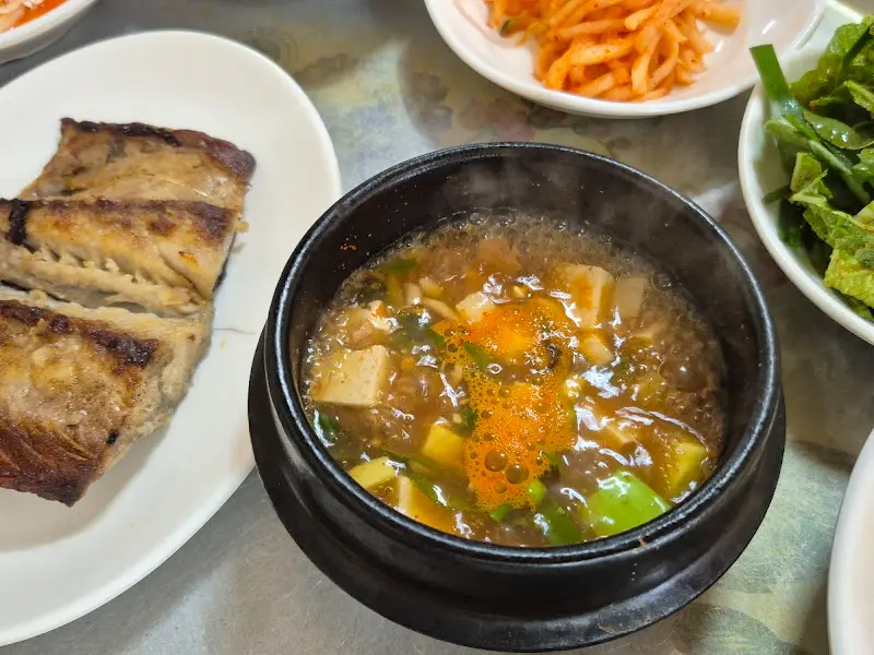 고등어 구이와 된장찌개의 모습