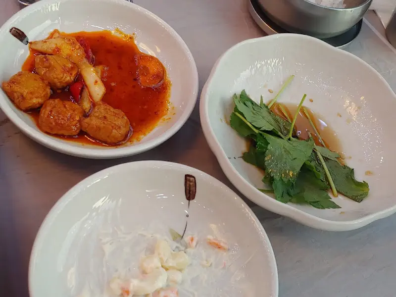 깔끔하게 차려진 밑반찬