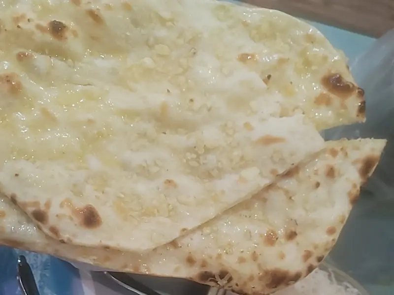 윤기가 자르르 흐르는 갈릭난