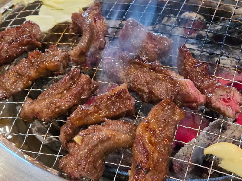 숯불 위에서 맛있게 익어가는 갈비살
