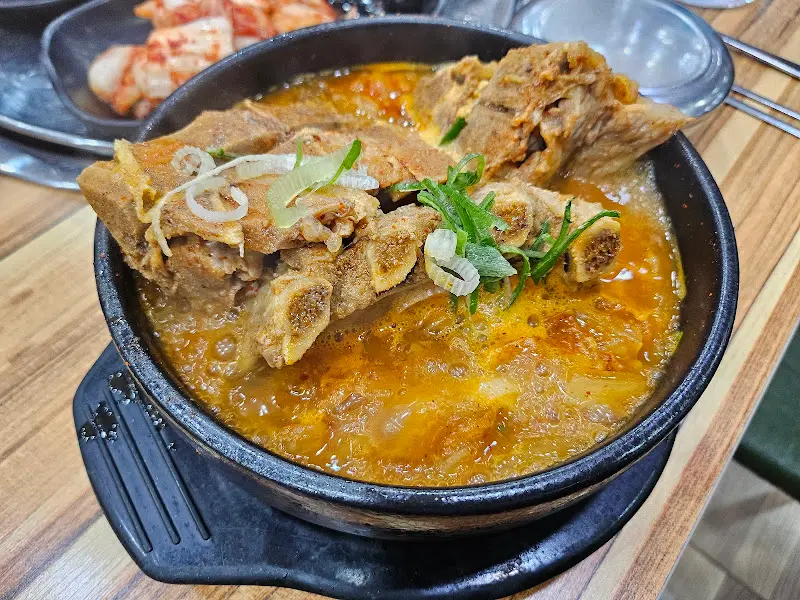 살코기가 듬뿍 붙은 뼈