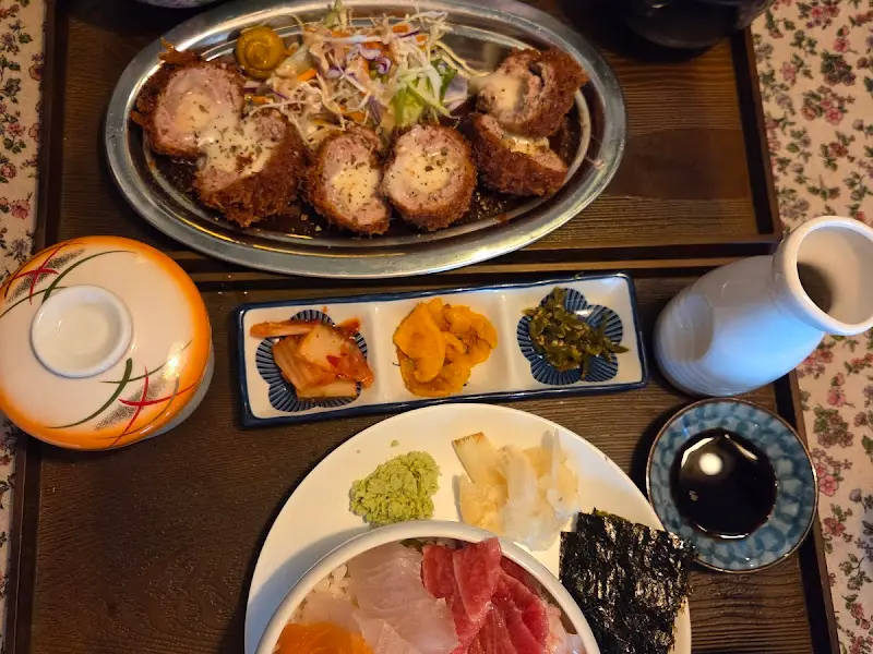 카이센동과 멘치카츠를 한 상에서 즐기는 행복