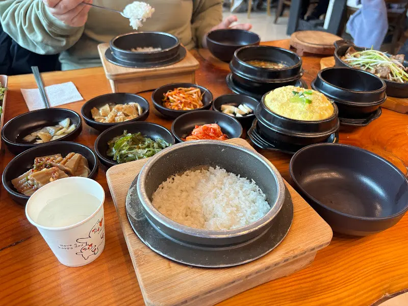 돌솥밥과 쌈 채소, 밑반찬이 가득한 쌈밥 한 상 차림