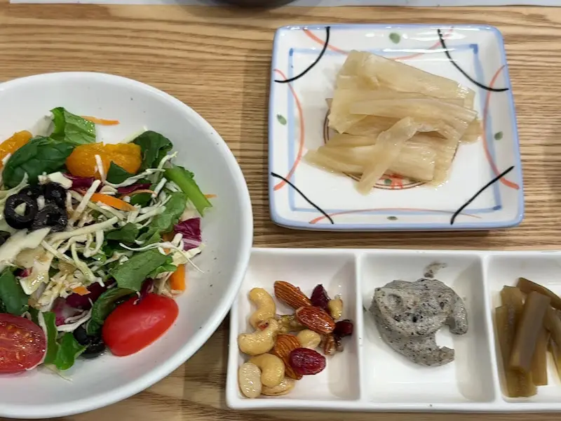 신선한 채소가 가득한 샐러드